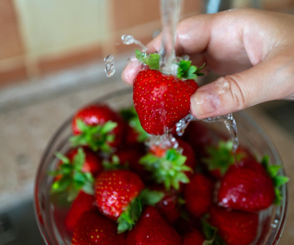 Mycie truskawek