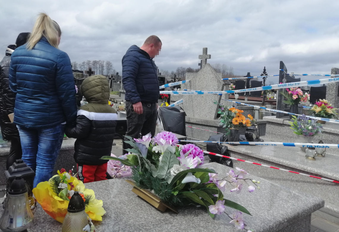 Płyta z nagrobka zabiła Milanka. Tragedia na cmentarzu. Pomnik zawalił się na 1,5 rocznego chłopca
