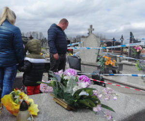 Płyta z nagrobka zabiła Milanka. Tragedia na cmentarzu. Pomnik zawalił się na 1,5 rocznego chłopca
