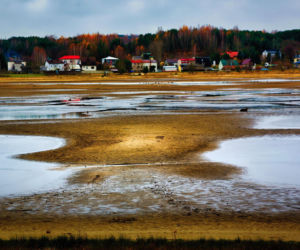 Rekordowo niski poziom wody w zalewie Brodzkim. Remont tamy i jazu Staszica w Brodach