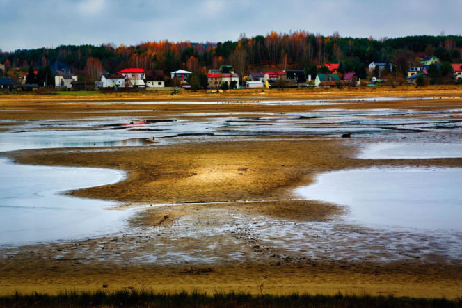 Rekordowo niski poziom wody w zalewie Brodzkim. Remont tamy i jazu Staszica w Brodach