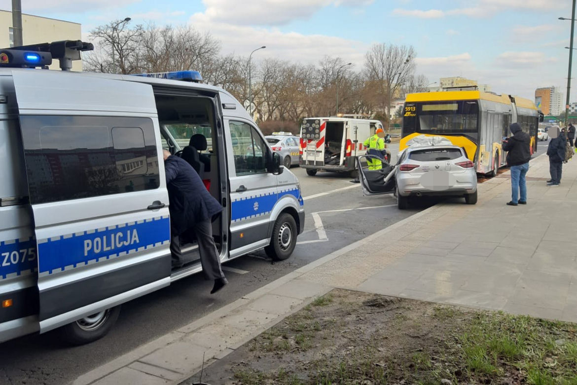 Dramat na Saskiej Kępie. Samochód wbił się w autobus