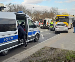 Dramat na Saskiej Kępie. Samochód wbił się w autobus