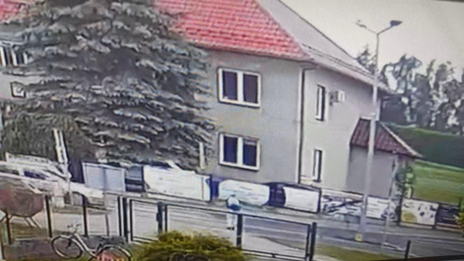 86-latek z impetem wjechał w dziecko! Pokazali wszystko na nagraniu. Włosy stają dęba
