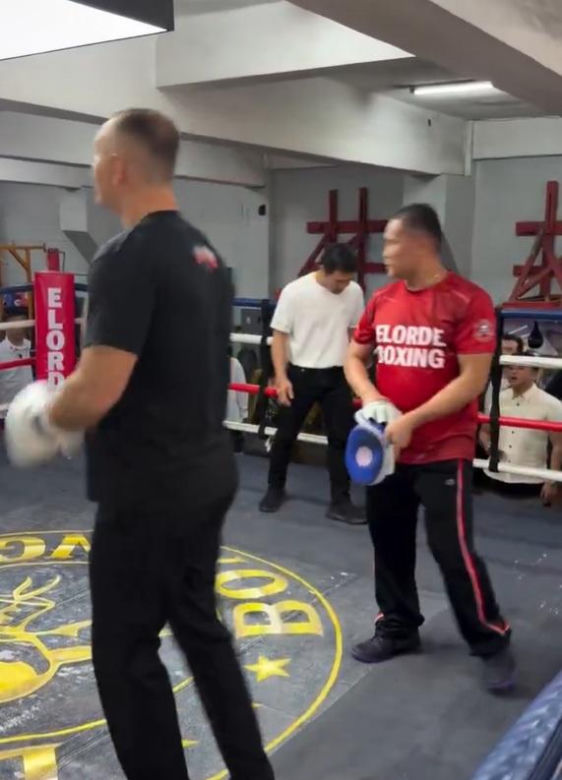 Karol Nawrocki podczas treningu u Manny'ego Pacquiao