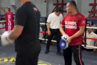 Karol Nawrocki podczas treningu u Manny'ego Pacquiao