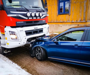 Pijany i naćpany uderzył w wóz strażacki. Uciekał przed policją