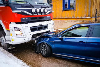 Pijany i naćpany uderzył w wóz strażacki. Uciekał przed policją