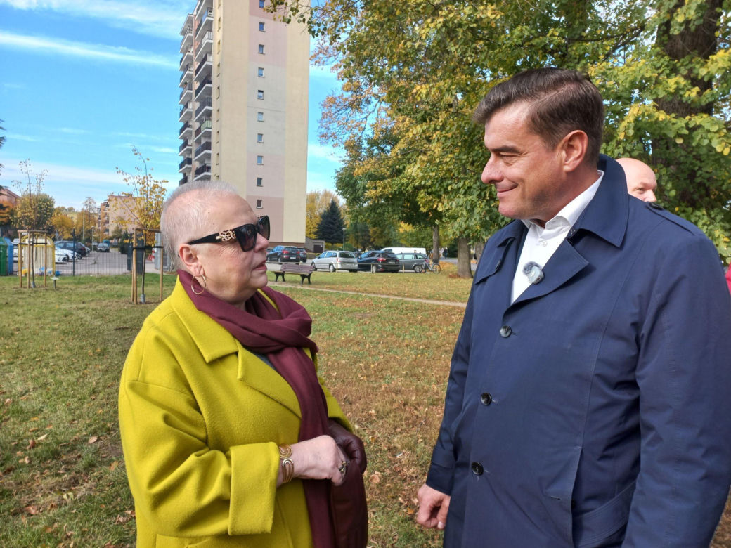 W młodym parku w Lesznie posadzono kolejne drzewa. Każde ma swoją tabliczkę