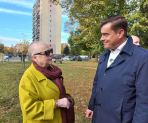 W młodym parku w Lesznie posadzono kolejne drzewa. Każde ma swoją tabliczkę