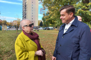 W młodym parku w Lesznie posadzono kolejne drzewa. Każde ma swoją tabliczkę