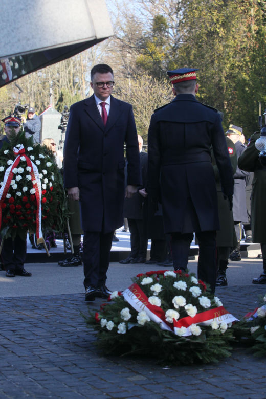 Hołowania klęknął przed grobem ofiary katastrofy smoleńskiej