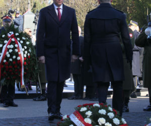 Hołowania klęknął przed grobem ofiary katastrofy smoleńskiej