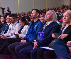 Sławosz Uznański-Wiśniewski w Toruniu. Gigantyczna kolejka pod Aulą UMK