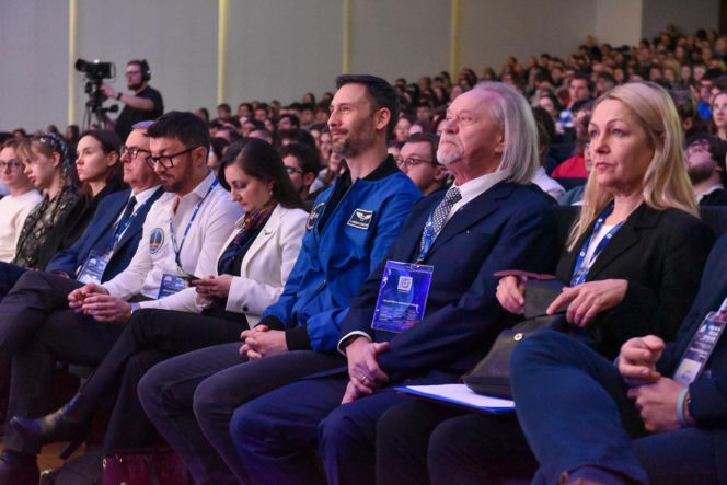 Sławosz Uznański-Wiśniewski w Toruniu. Gigantyczna kolejka pod Aulą UMK