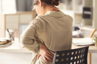 Zaciskasz je nieświadomie przez cały dzień. Efekt? Silny ból w dolnym odcinku pleców