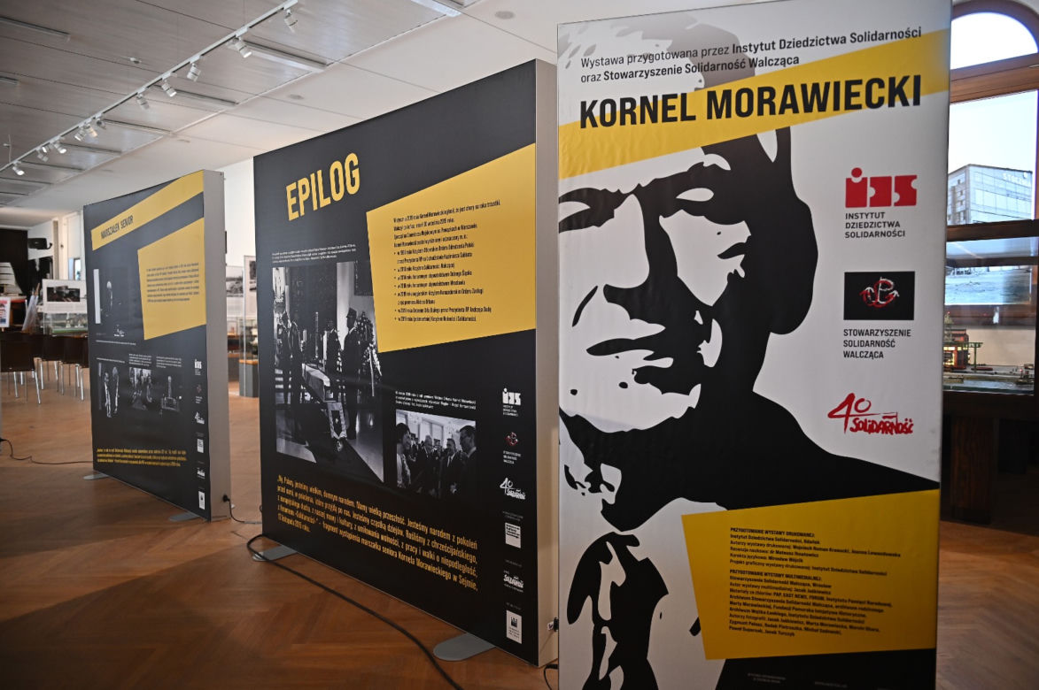 Życie ojca premiera w stoczni. Przejmująca wystawa o Kornelu Morawieckim