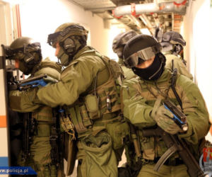 Policja szuka broni i terrorystów