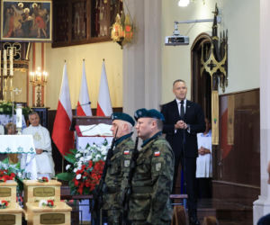 Szok po tragedii w Łodzi. Dziesięć malutkich trumienek na pogrzebie. Tego widoku nie da się wyrzucić z głowy