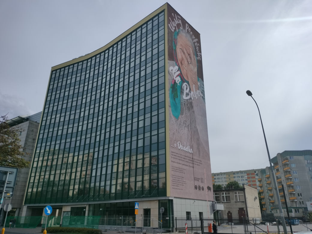 Legenda powróciła do Białegostoku. Słynny mural "Wyślij pocztówkę dla babci" oficjalnie odsłonięty