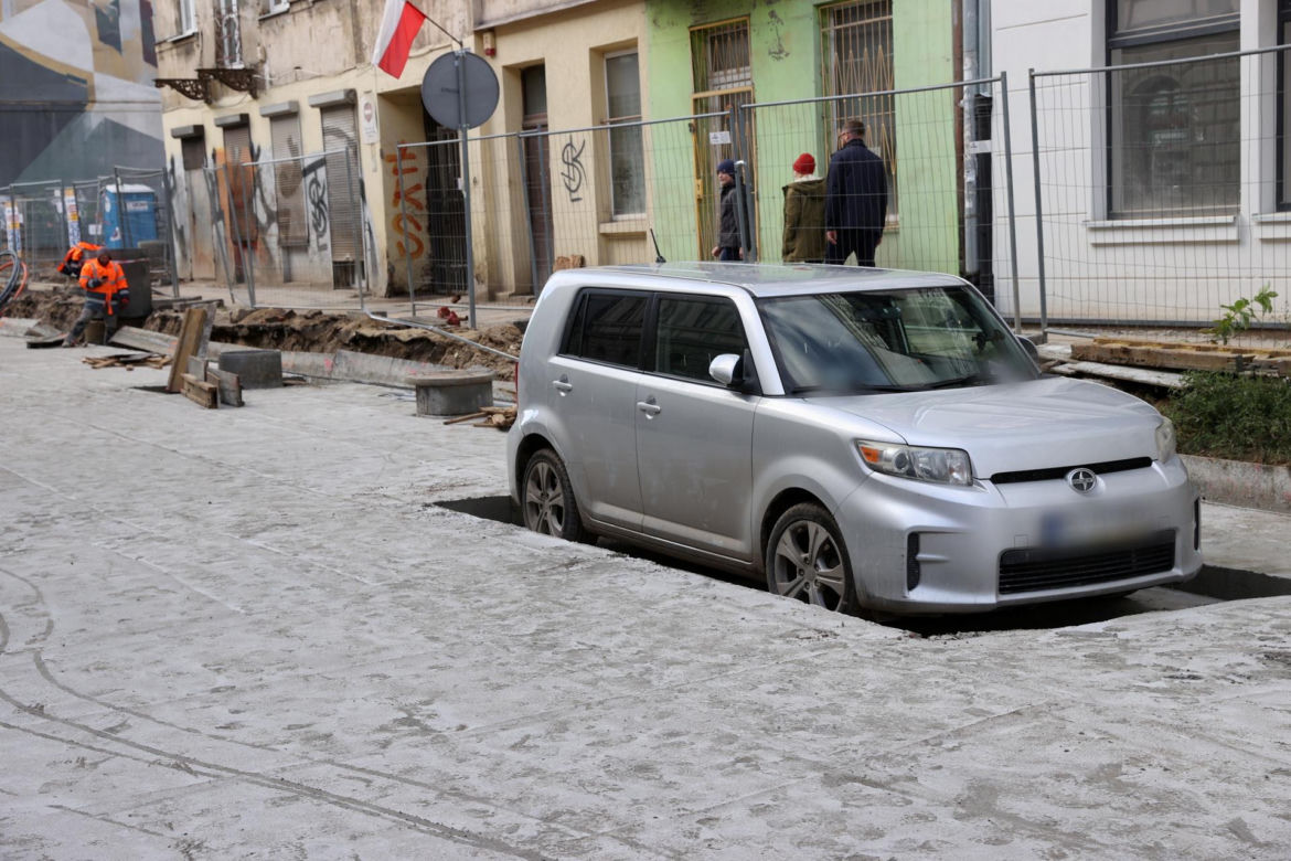 "Zabetonowane" auto z Łodzi zniknęło i się odnalazło. Straż miejska chce ukarać właścicieli.