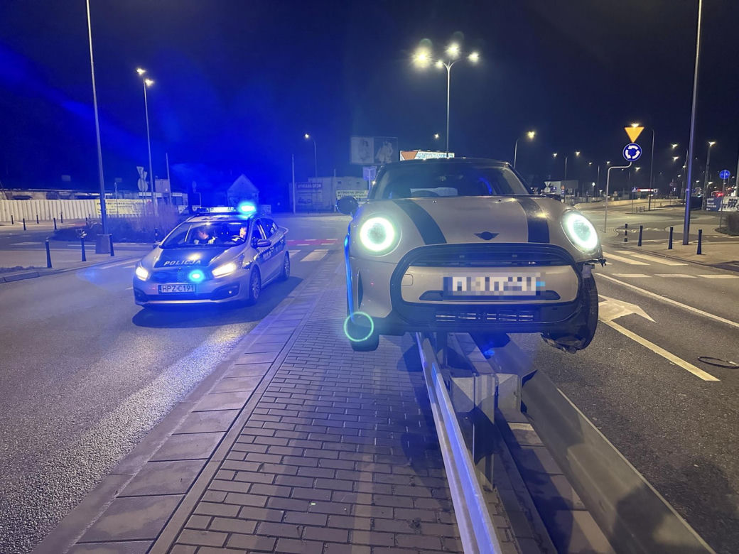 Kierowca zawisł na barierkach w Warszawie. Internauci nie mogą w to uwierzyć: "Funkcja szynowozu"
