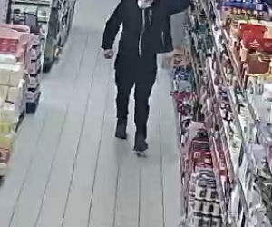 Okradł sklep w Dobrzejewicach koło Torunia. Rozpoznajesz go?