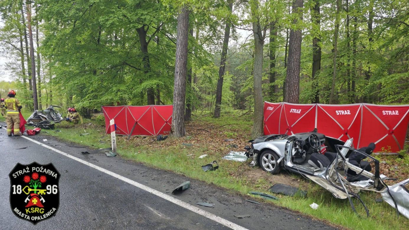 22-letni kierowca volkswagena stracił panowanie nad autem i zderzył się z ciężarówką