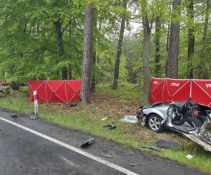 22-letni kierowca volkswagena stracił panowanie nad autem i zderzył się z ciężarówką