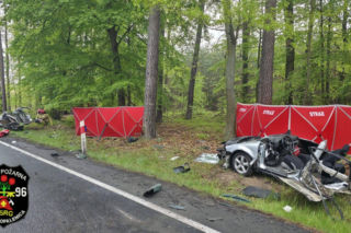 22-letni kierowca volkswagena stracił panowanie nad autem i zderzył się z ciężarówką