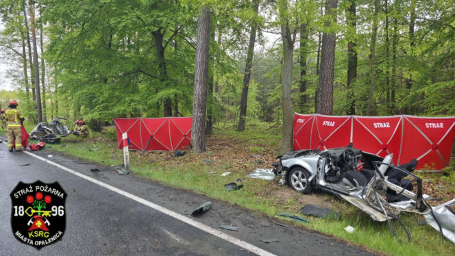 22-letni kierowca volkswagena stracił panowanie nad autem i zderzył się z ciężarówką