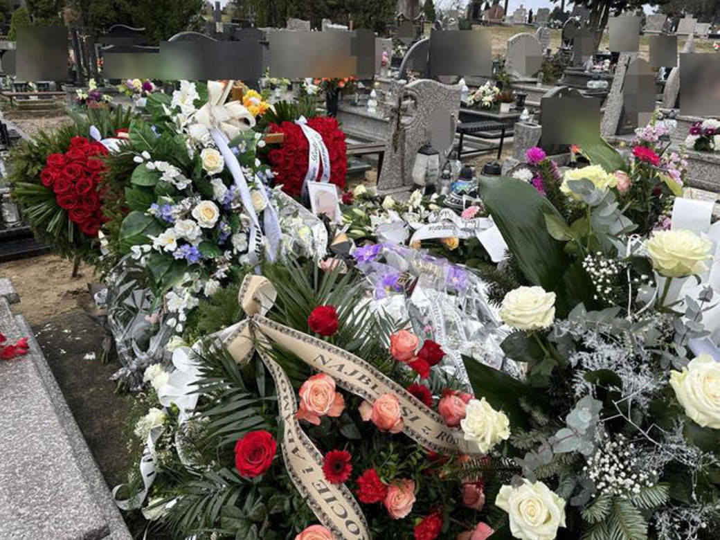 Ostróda. Pogrzeb zamordowanego małżeństwa. Grób Doroty i Adama utonął w kwiatach [ZDJĘCIA]