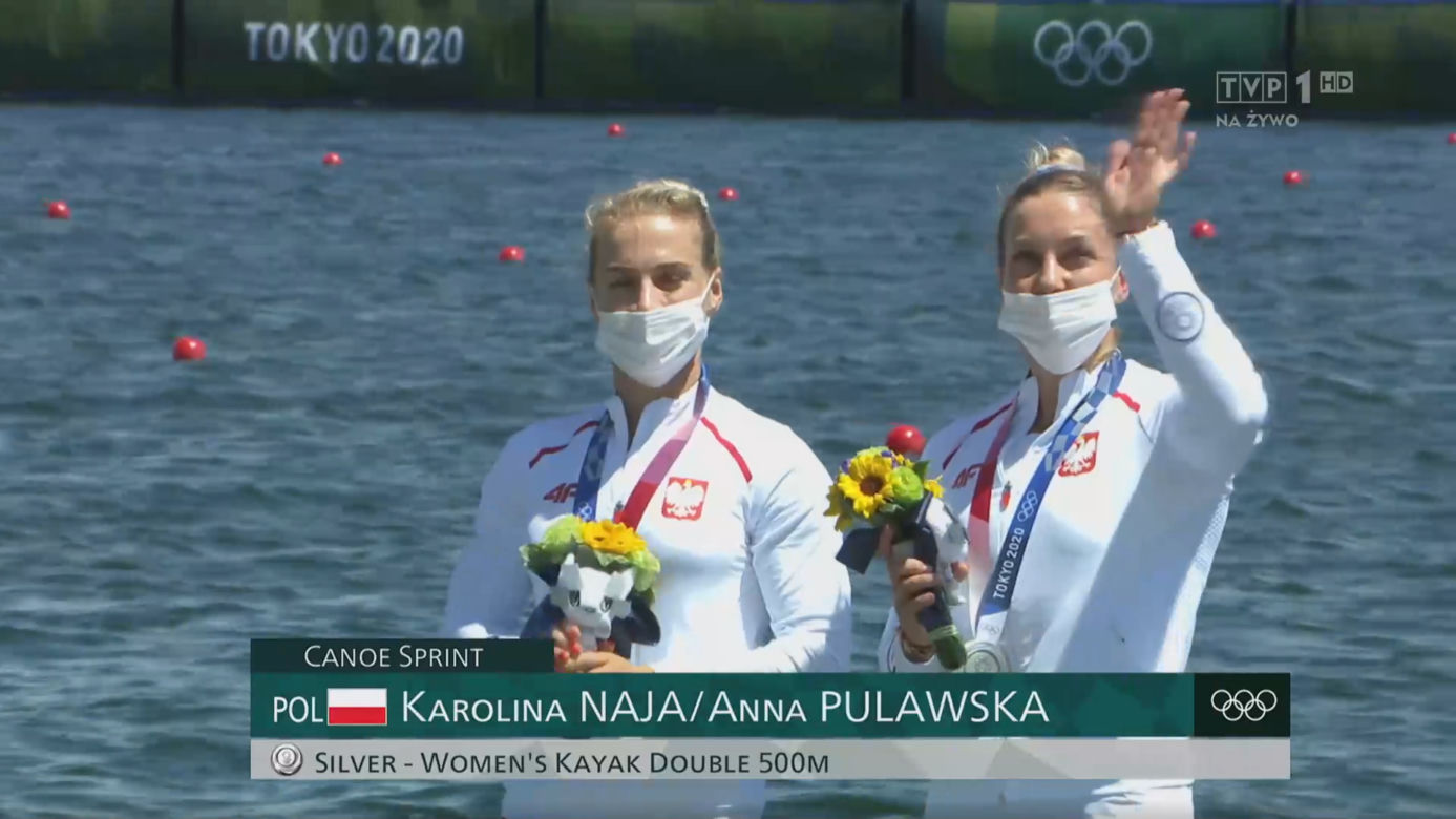Karolina Naja i Anna Puławska z medalem