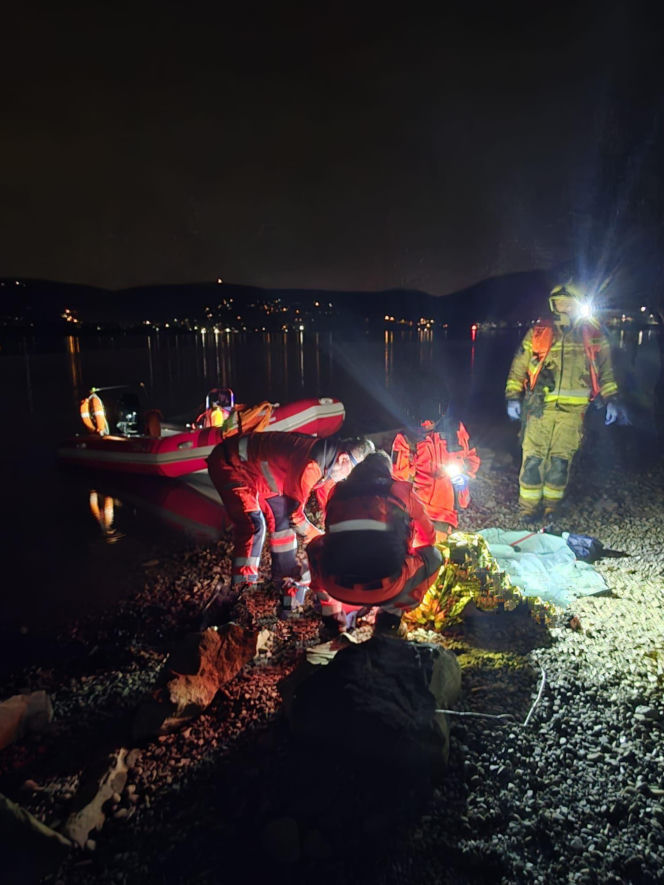 Strażacy uratowali mężczyznę tonącego w jeziorze