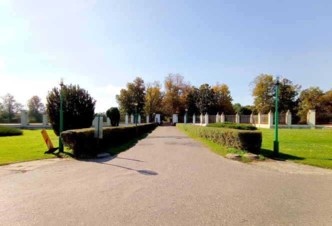 To jedno z najstarszych miast w woj. łódzkim. Było osadą słowiańską, a później siedzibą biskupów