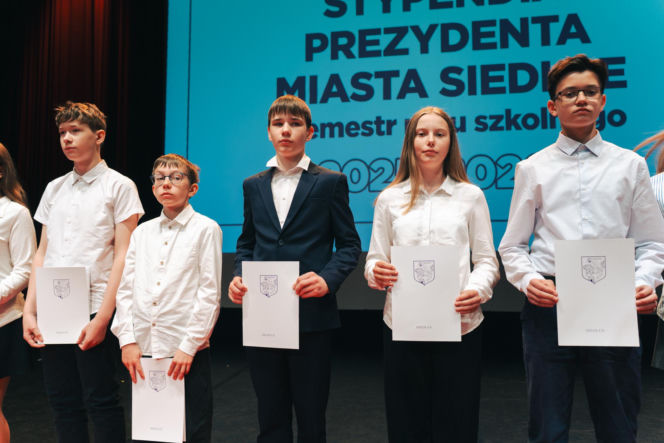 Najzdolniejsi uczniowie odebrali stypendia Prezydenta Miasta Siedlce
