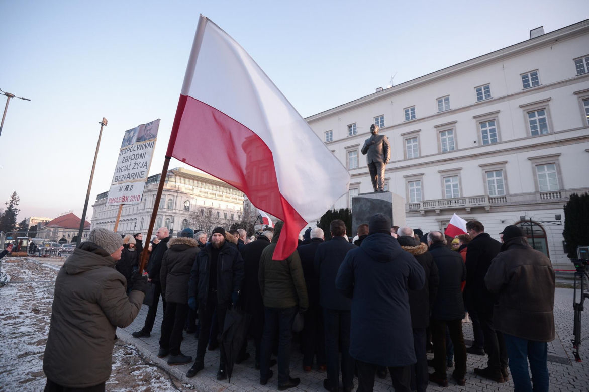 Miesięcznica smoleńska w cieniu kryzysu na szczeblach władzy w Polsce