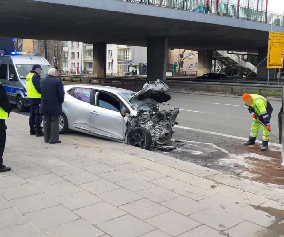 Dramat na Saskiej Kępie. Samochód wbił się w autobus
