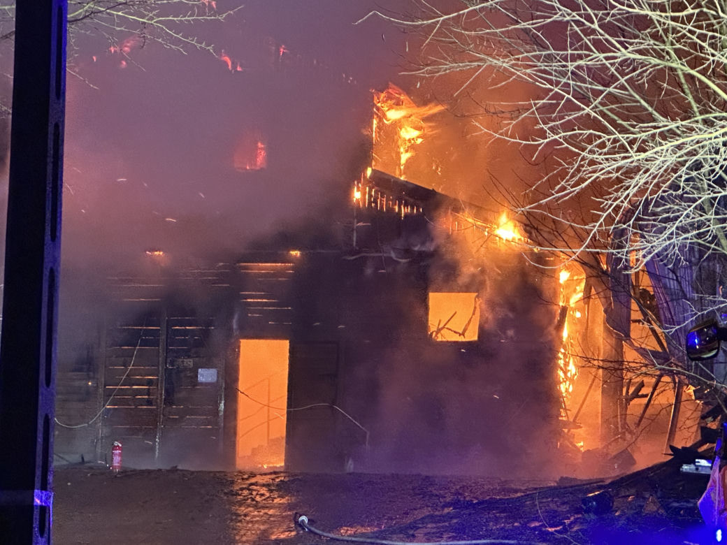  „Chwile przed tragedią miejsce tętniło życiem”. Ogromny pożar stadniny na Białołęce. Spłonęło 8 koni