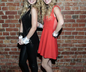 Piękne bliźniaczki zaśpiewały 100 lat Kaczyńskiemu. Później rozebrały się dla panów