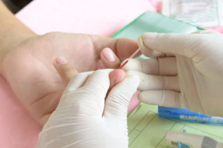 Alzheimer niszczy mózg po cichu. Przełomowy test z kropli krwi to nadzieja na szybszą diagnostykę