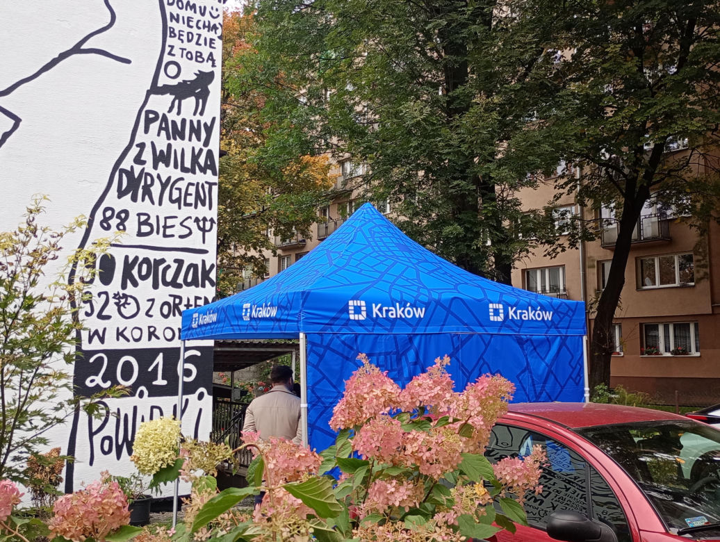 Nowy mural w Krakowie na cześć Andrzeja Wajdy. Żona reżysera nie kryje zachwytu