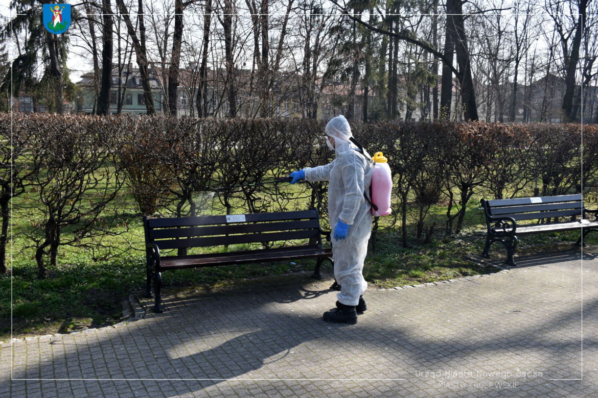 Białe kombinezony i Virkon. Tak w Nowym Sączu walczą z epidemią koronawirusa! 