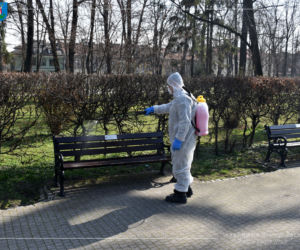 Białe kombinezony i Virkon. Tak w Nowym Sączu walczą z epidemią koronawirusa! 