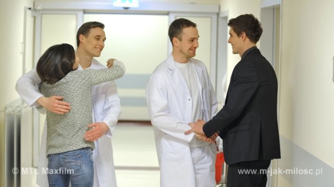 M jak miłość odc. 1069. Kasia (Agnieszka Sienkiewicz), Olek (Maurycy Popiel), Wojtek (Mateusz Janicki), Marcin (Mikołaj Roznerski)