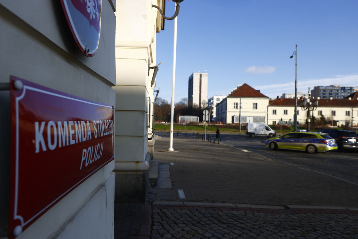 Policjanci, którzy rozbili radiowóz na drzewie, usłyszeli zarzuty! Posłanki interweniują w Komendzie Stołecznej Policji 