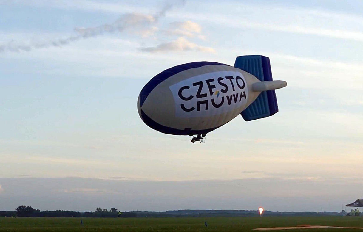 Sterowiec spadł na drzewa w czasie Air Show Rudniki