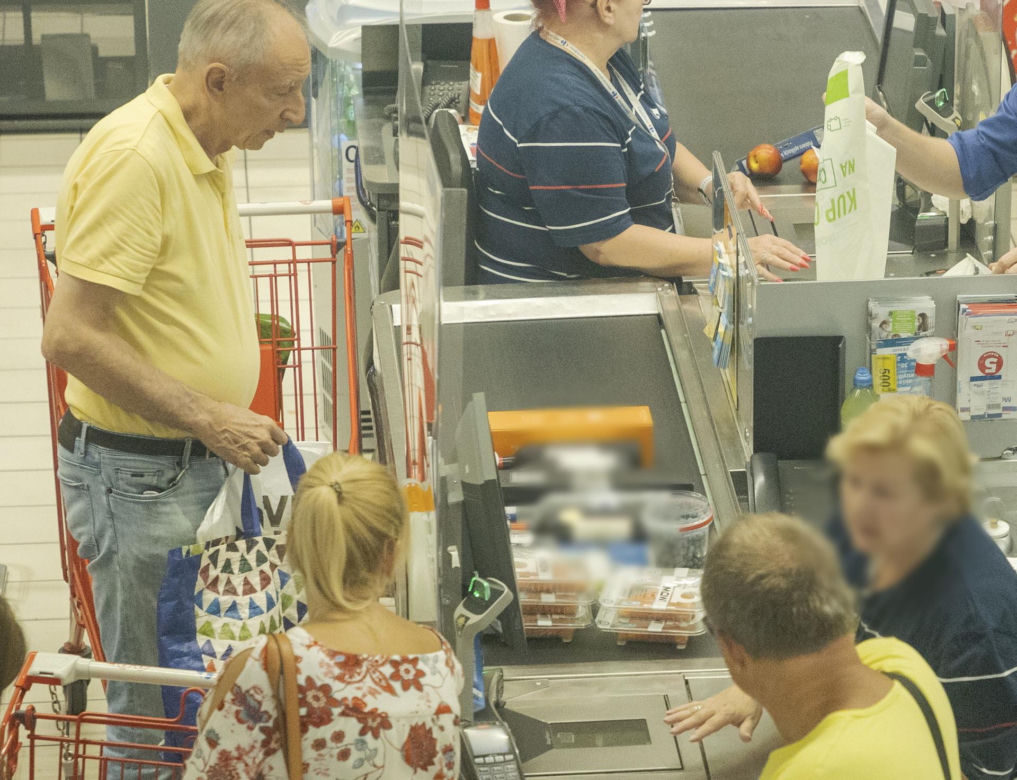 Władysław Teofil Bartoszewski na zakupach