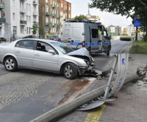 Opel uderzył w latarnię. Kierowcę wyciągali strażacy