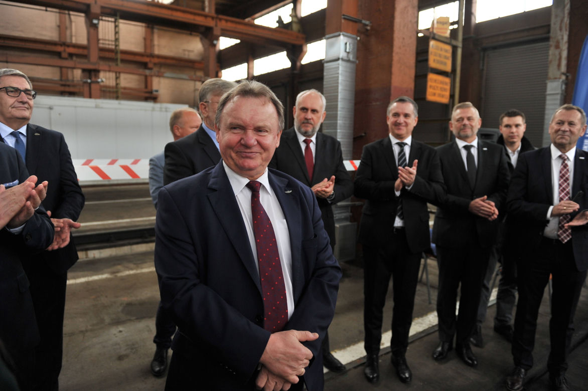 Kolejarze dostaną nowe pociągi do naprawy torowiska. Mówią na nie "kombajny"